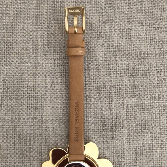 Michael Kors flower watch - Picture 4 of 8